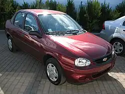 Corsa Sedan 1ª geração (Classic) Reestilizado. Principal mudança foi a grade dianteira.