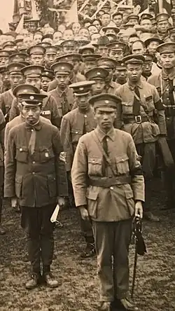 Chiang Kai-shek e Zhou Enlai com um grupo de cadetes na Academia Militar de Whampoa