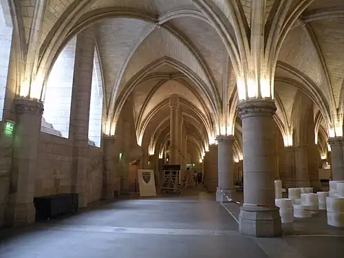Abóbadas em forma de nervuras góticas do salão dos soldados da Conciergerie (1302)