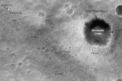 Paraquedas, aterrissador, trilhas e o rover Spirit. Imagem fotografada pela Mars Global Surveyor.