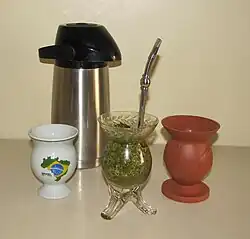 Cuias para chimarrão em porcelana, vidro e plástico.