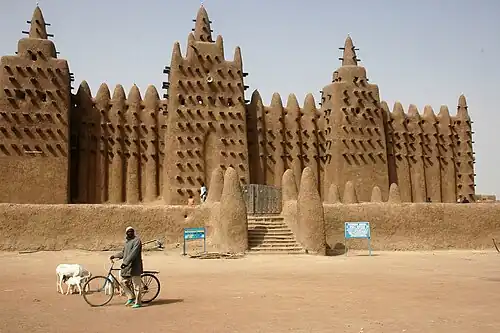 A Grande Mesquita de Djenné, Djenné, Mali, um ícone da Arquitetura sudano-saheliana, arquiteto desconhecido, originalmente construída nos séculos XIII-XIV, reconstruída em 1907, adobe