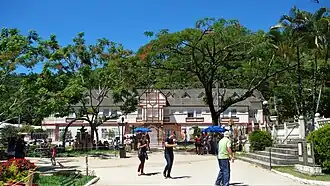 Praça Dr. Arthur Gerhardt e o antigo Hotel Imperador ao fundo