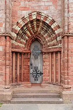 Porta gótica da Catedral de São Magnus (Kirkwall, Escócia)