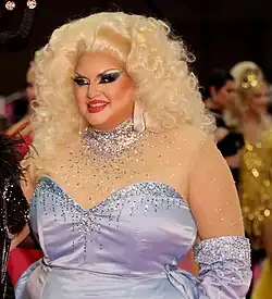 Victoria Scone, drag queen britânica e primeira mulher cis (AFAB queen) a participar da franquia de RuPaul's Drag Race, na 3ª temporada de RuPaul's Drag Race UK.