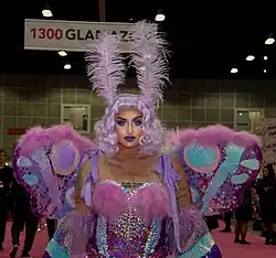 Drag queen canadense Ilona Verley na DragCon 2019, que ocorreu em Los Angeles. Ela participou da primeira temporada de Canada's Drag Race, sendo a primeira competidora das Primeiras Nações (especificamente Nlaka'pamux); assim como a segunda dois-espíritos em todas as franchises do reality.