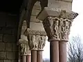 Colunas românicas geminadas de capitel em cesto num claustro, Espanha.