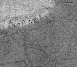 Padrão de rastros grandes e pequenos feitos por redemoinhos de poeira gigantes. Região do Quadrângulo de Eridania. Imagem fotografada pela Mars Global Surveyor.