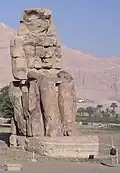 Colossi of Memnon. Representando Amenhotep III, esta estátua fica do lado de fora de Luxor.