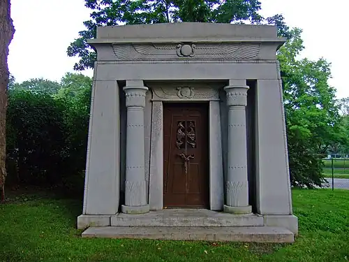 Porta revival egípcio de um mausoléu no Cemitério Forest Home (Wisconsin, EUA)