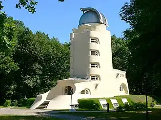A Torre Einstein perto de Berlim por Erich Mendelsohn (1920–24)