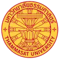 Selo da Universidade Thammasat na Tailândia, composto por uma Constituição da Tailândia em um phan com um dhammacakka de doze raios.