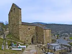 Românico primitivo com magnífica torre sineira; edifício lateral adicionado. Sant Andreu, Angostrina (Alta Cerdanya)