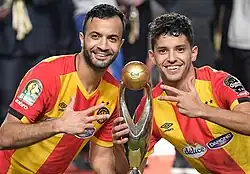 Os campeões Badri e Bguir com o troféu da Liga dos Campeões da CAF de 2018