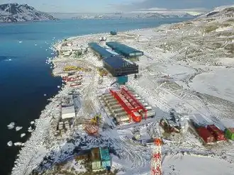 Vista aérea da Estação Antártica Comandante Ferraz e a Baía do Almirantado