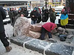 Restos da estátua de Lenin no dia seguinte ao seu derrube por manifestantes Euromaidan