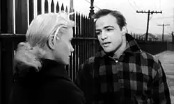 Marlon Brando com  Eva Marie Saint no trailer de "On the Waterfront" (1954).