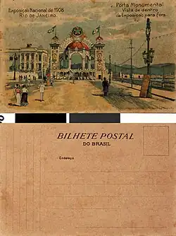 Compondo a arquitetura do cimo do portal da Exposição Nacional de 1908.