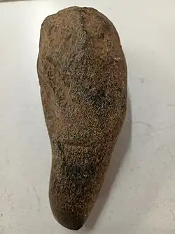 Figura 1: ferramenta de pedra (Pedra de Raio) achada por fazendeiros, na cabeceira do Ribeirão Mateiro, próximo à cidade de Pontalina;   Fonte: ROSA, Antonio Henrique. História de Pontalina: Origem do Lugarejo do Pontal no Contexto da Ocupação da Bacia do Paranaíba Oitocentista. Artigo, 2024.