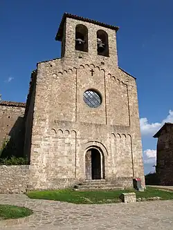 Decoração lombarda e torre sineira de cadeira em fachada de dois corpos e três ruas. Sant Jaume de Frontanyà (Berguedà)