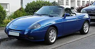 Um Fiat Barchetta, esportivo com disposição FF.