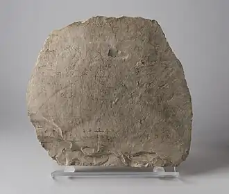 Óstraco figurado e inscrito mostrando Amenófis I em adoração diante da tríade de Elefantina, calcário, Império Novo (1539-1076 a.C.). Museo Egizio, Turim (Suppl. 5688).