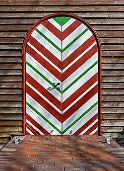 Porta de igreja de madeira em Born auf dem Darß (Alemanha)