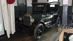 1927 Touring – último Ford Modelo T construído na fábrica da Ford, em Highland Park