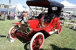 Turismo de 1909 (um exemplo muito antigo com controle de dois pedais e duas alavancas)