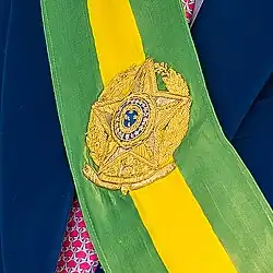 Compondo a faixa presidencial na posse do presidente Lula em 2023.