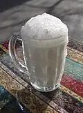 Ayran fresco com uma cabeça de espuma