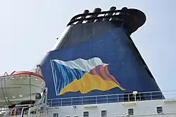 Bandeira da empresa de navegação P&O, reproduzida na chaminé do navio Pride of Bruges