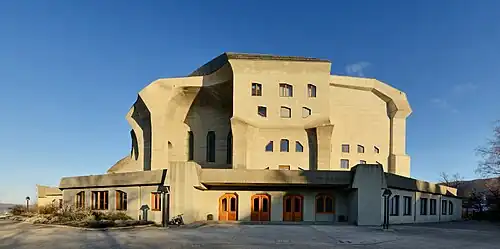Segundo Goetheanum em Dornach perto de Basileia (Suíça) pelo arquiteto austríaco Rudolf Steiner (1924–1928)