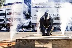 Escultura metálica de um gorila em frente ao Estádio Moisés Lucarelli.