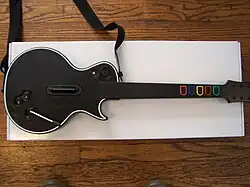 Um controlador de guitarra preto.