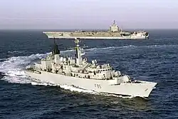 A fragata inglesa HMS Cumberland, que participou do bloqueio naval contra a Líbia (na imagem, ele tem ao lado o porta-aviões americano USS Eisenhower).