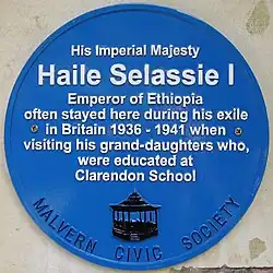Uma blue plaque inaugurada em 2011 em Great Malvern, Inglaterra, serve como um marco histórico de sua estadia no Reino Unido