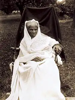 Foto de Tubman sentada e vestida de branco