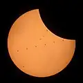 Imagem composta de sete frames do trânsito da Estação Espacial Internacional durante um eclipse parcial perto de  Banner, Wyoming