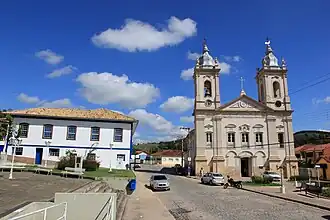 Casarão antigo e Matriz Senhora Sant'Ana.