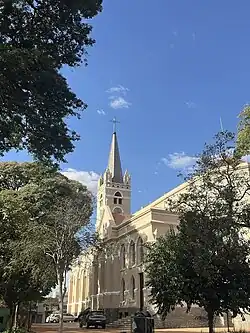 Lateral da Paróquia Nossa Senhora Aparecida, em Sertãozinho (SP), vista a partir da Praça 21 de Abril. (22 de Abril de 2024)