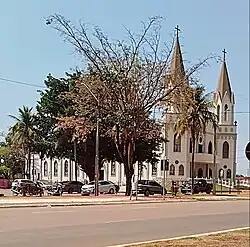 Igreja Católica em Ariquemes. Os traços lembram o estilo arquitetônico Gótico ou Neogótico.