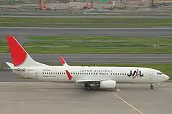 Uma aeronave Boeing 737 na pista