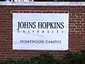 Placa de identificação nos muros da JHU