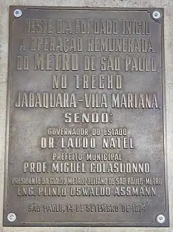 Placa de inauguração da linha na estação