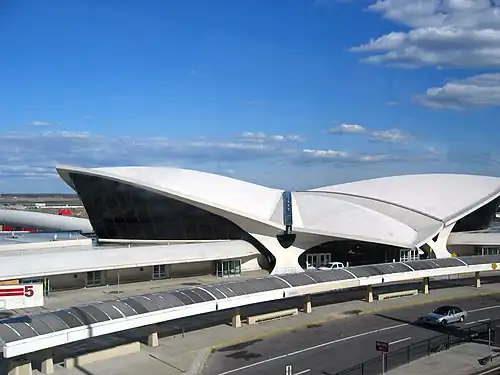 O Terminal TWA no Aeroporto JFK em Nova Iorque, por Eero Saarinen (1956–62)