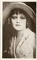 Juanita Hansen, estrela de vários seriados, destacando-se The Lost City, em 1920.
