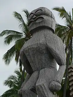Escultura Tiki no Parque Nacional Histórico de Puʻuhonua o Hōnaunau, Havaí