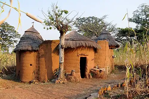 Uma casa tradicional do Povo Tammari no Departamento de Atakora, no norte da República do Benim (não confundir com o Reino do Benim nigeriano), arquiteto desconhecido, data desconhecida