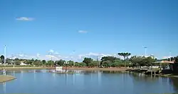 Vista do lago do Parque Aquático Alcindo Natel de Camargo.